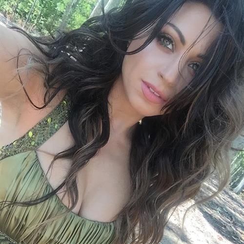 Jessica Vaugn taking a selfie