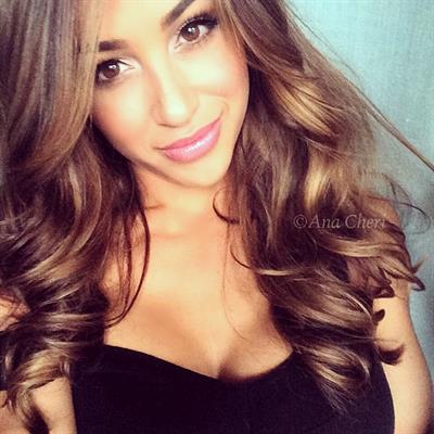 Ana Cheri taking a selfie
