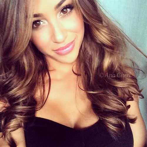 Ana Cheri taking a selfie
