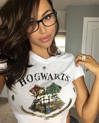 Ana Cheri taking a selfie