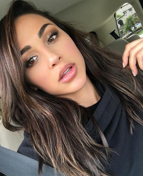 Ana Cheri taking a selfie