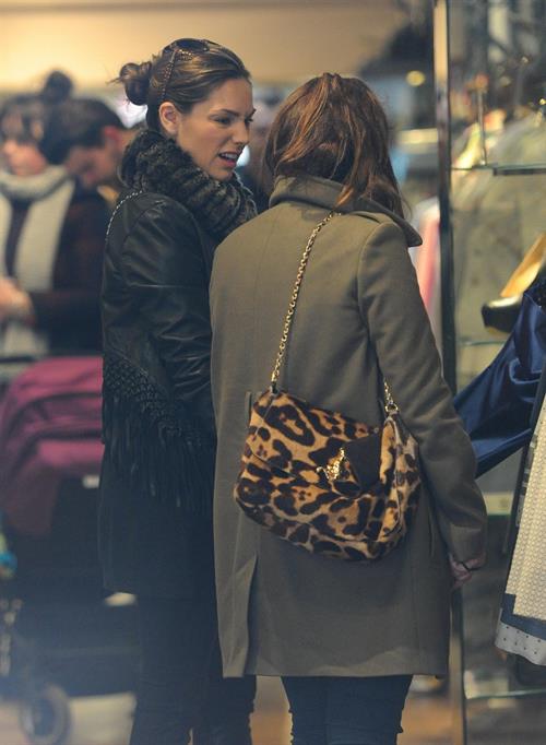 Kelly Brook - Looking for new clothes in London (13.02.2013) 