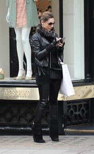 Kelly Brook - Looking for new clothes in London (13.02.2013) 