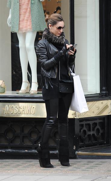 Kelly Brook - Looking for new clothes in London (13.02.2013) 