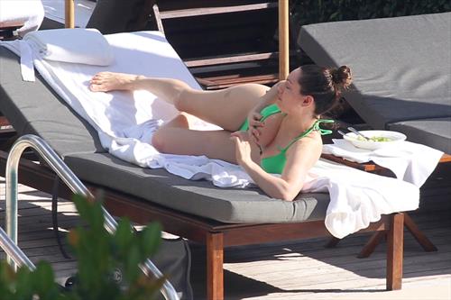 Келли брук слитые фото Kelly Brook bikini candids by the pool in Miami 2/1/13 . Hotness Rating = Unrate