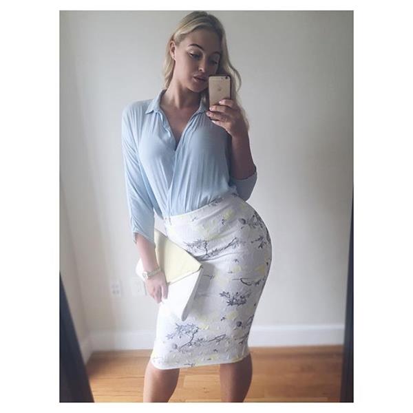 Iskra Lawrence taking a selfie