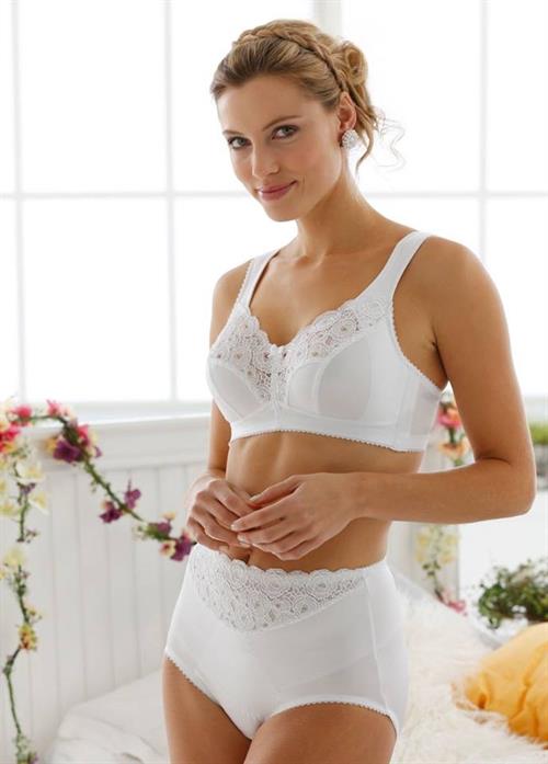 Armanda Barten in lingerie