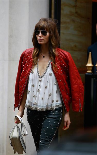 Jessica Biel Out Shopping in Paris (10/08/12) 