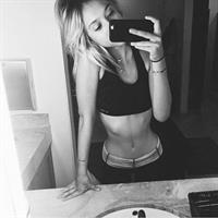 Alexis Ren taking a selfie