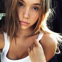 Alexis Ren taking a selfie