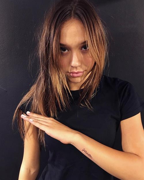 Alexis Ren