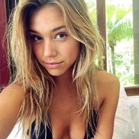 Alexis Ren taking a selfie