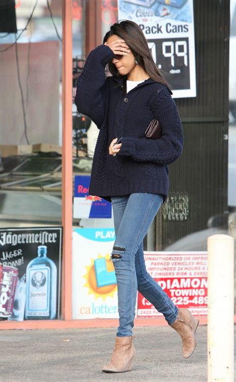 Zoe Saldana out and about in Los Angeles December 11, 2011