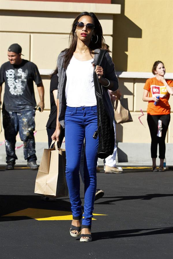 Zoe Saldana Out in Los Angeles January 4, 2012  