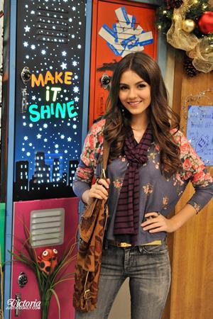 Victoria Justice Victorious Season 3 Episode 1 'A Christmas Tori' stills