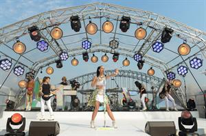 Katy Perry – “Sunrise” performance in Sydney 10/29/13