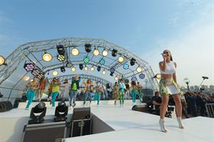 Katy Perry – “Sunrise” performance in Sydney 10/29/13