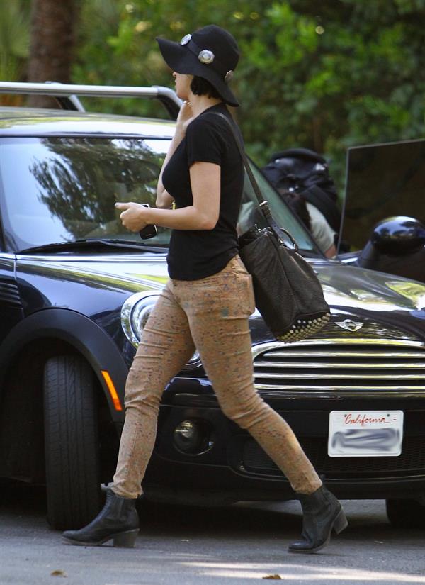 Katy Perry Katy being dropped off at her apartment in Los Angeles by John Mayer 