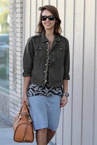 Jessica Alba at Bel Bambini in West Hollywood January 19, 2011 