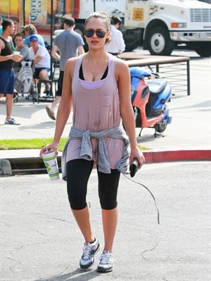 Jessica Alba going for smoothies September 14, 2011