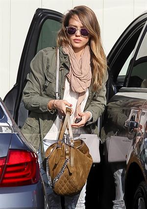 Jessica Alba - Spotted in Santa Monica (04.02.2013)