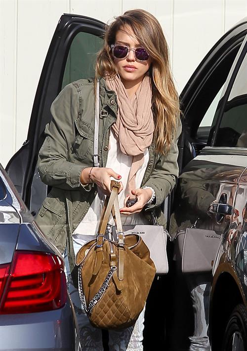 Jessica Alba - Spotted in Santa Monica (04.02.2013)