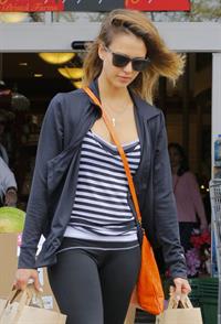 Jessica Alba - Running errands in Los Angeles (16.05.2013) 