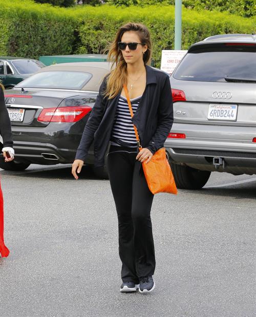 Jessica Alba - Running errands in Los Angeles (16.05.2013) 