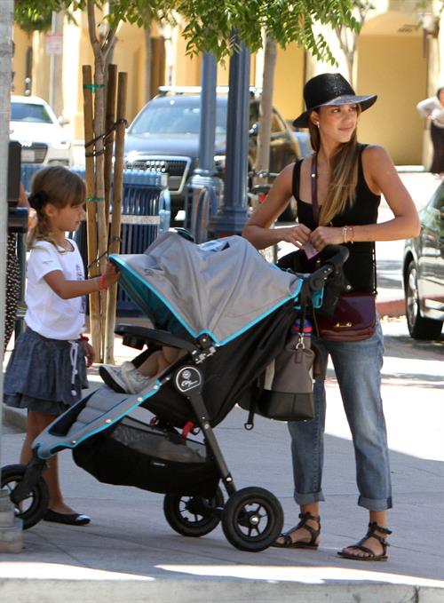 Jessica Alba Shopping with daughters - Aug 24 