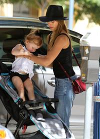 Jessica Alba Shopping with daughters - Aug 24 
