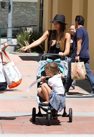 Jessica Alba Shopping with daughters - Aug 24 