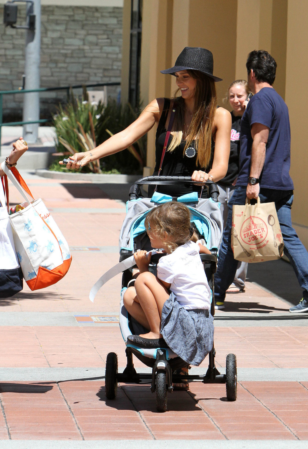 Jessica Alba Shopping with daughters - Aug 24 