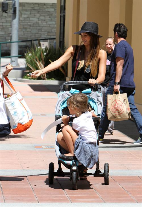 Jessica Alba Shopping with daughters - Aug 24 