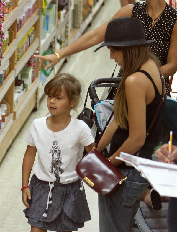 Jessica Alba Shopping with daughters - Aug 24 