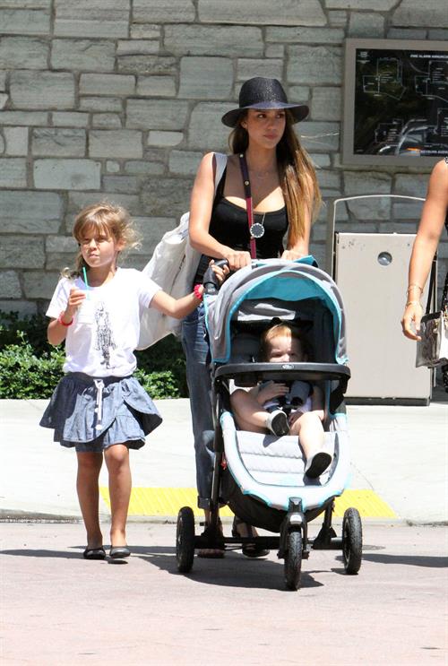Jessica Alba Shopping with daughters - Aug 24 