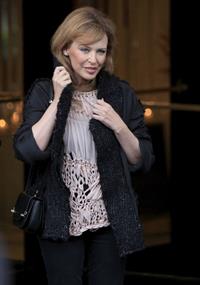 Kylie Minogue Leaving the Four Seasons hotel in Paris - October 29, 2012