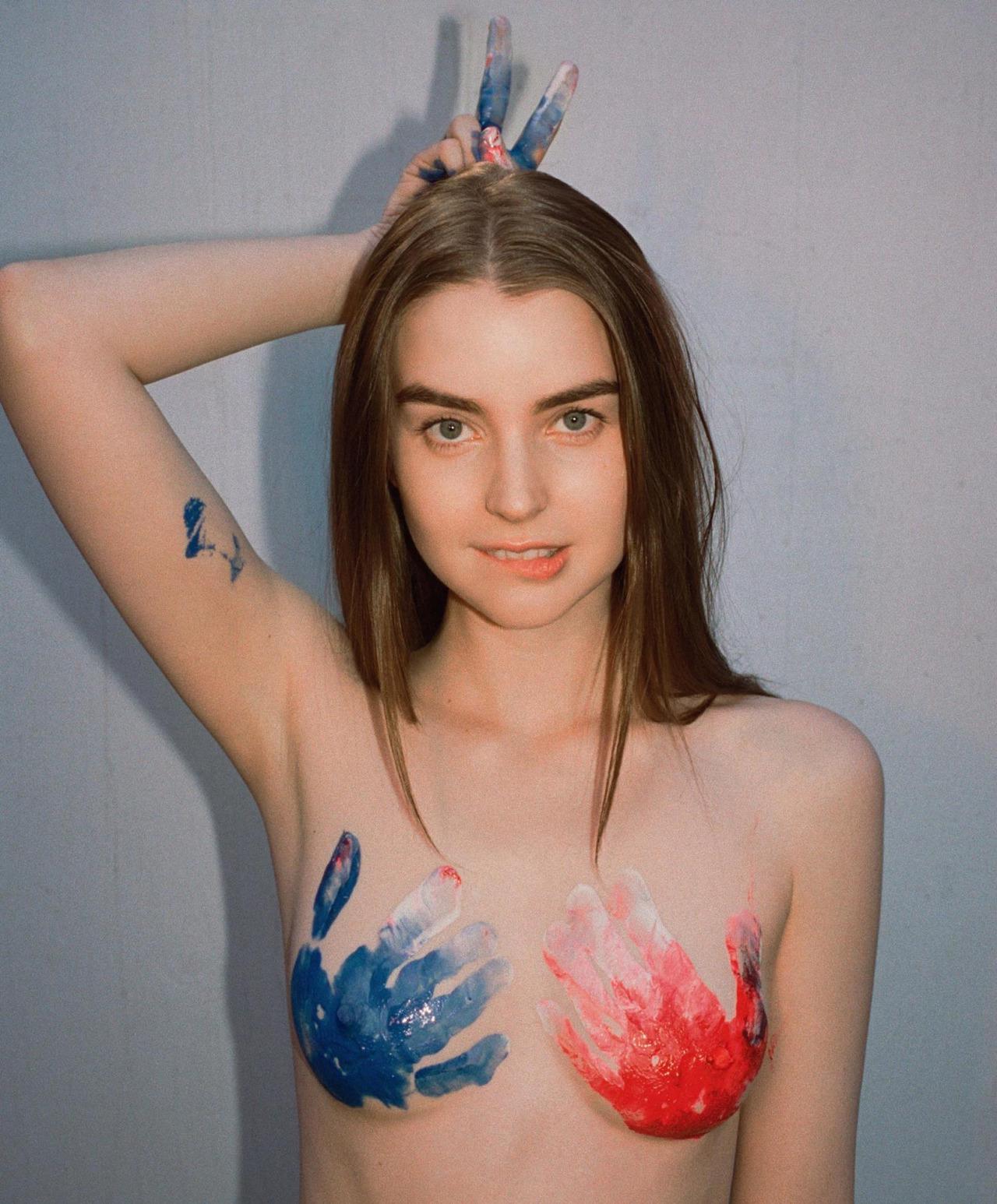 Ali Michael in body paint