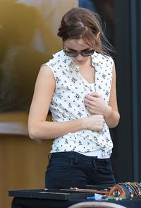 Emma Watson Shopping at a jewelry stand in the meatpacking district of New York 14.09.12
