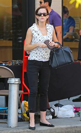 Emma Watson Shopping at a jewelry stand in the meatpacking district of New York 14.09.12
