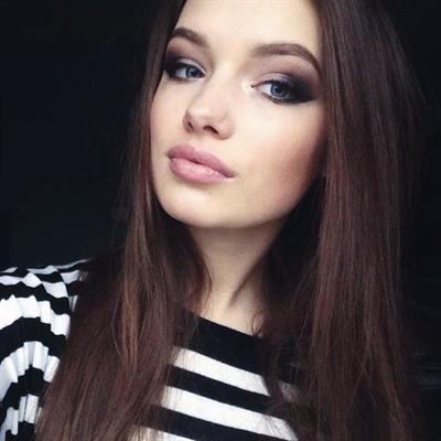 Olga Nowotarska taking a selfie