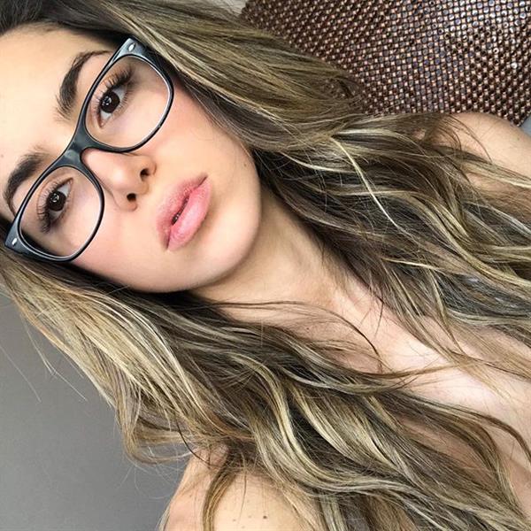 Anllela Sagra taking a selfie