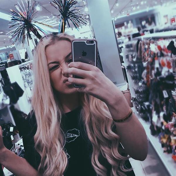 Tana Mongeau taking a selfie