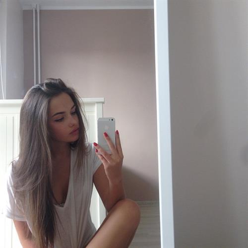 Olga Nowotarska taking a selfie