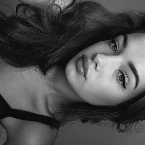 Olga Nowotarska taking a selfie