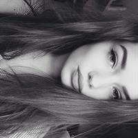 Olga Nowotarska taking a selfie