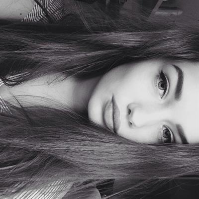 Olga Nowotarska taking a selfie