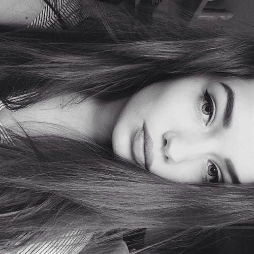 Olga Nowotarska taking a selfie