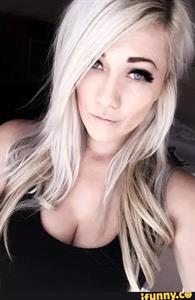 Lindsay Elyse taking a selfie