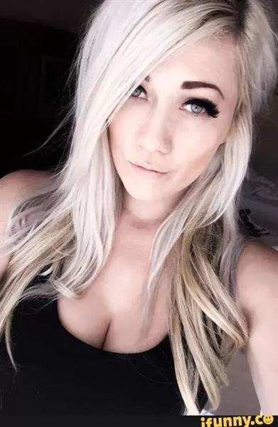 Lindsay Elyse taking a selfie