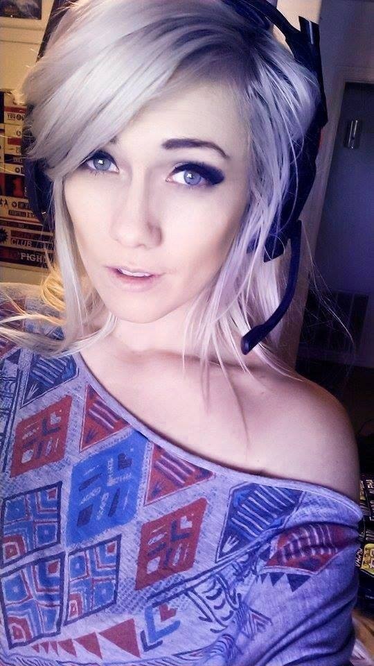 Lindsay Elyse taking a selfie